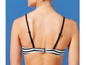 Ein schwarz-weiß gestreifter Bikini mit breiten Trägern.