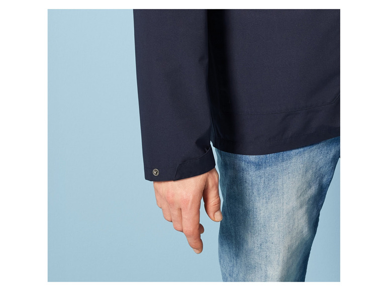 Nahaufnahme des Ärmels einer dunkelblauen Jacke.