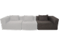 Modulares Sofa mit zwei hellgrauen und einem dunkelgrauen Abschnitt, jeweils mit Kissen.