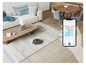 Ein Roboterstaubsauger reinigt einen Boden mit einer geplanten Route, die auf einem Smartphone angezeigt wird.
