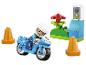 LEGO® DUPLO® Blaues Polizeimotorrad mit Spielfigur und Pylonen.