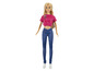 Eine Puppe mit blauen Jeans und einem rosafarbenen Shirt.