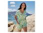 Kurzer Jumpsuit mit geometrischem Muster, Boho-Stil, am Strand.
