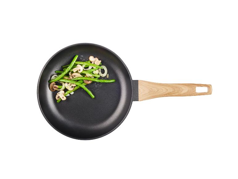 Grüne Bohnen, Champignons und Zwiebeln in der Pfanne.