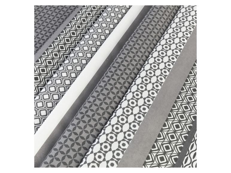 Stoffe mit geometrischen Mustern in Schwarz und Weiß.