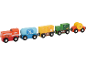 Holzspielzeugzug mit orangefarbener Lokomotive und Waggons mit Milch, Getreide, Bananen und Honig.