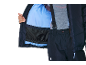 Damen-Winterjacke mit blauem Futter und dunkle Skihose mit Hosenträgern