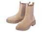 Ein Paar beige Wildleder Chelsea Boots mit dicken Sohlen.