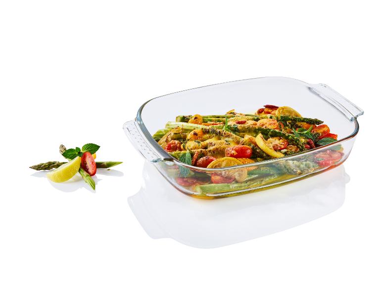 Gebratene Spargel, Tomaten und Zitrone in einer Glasschale.