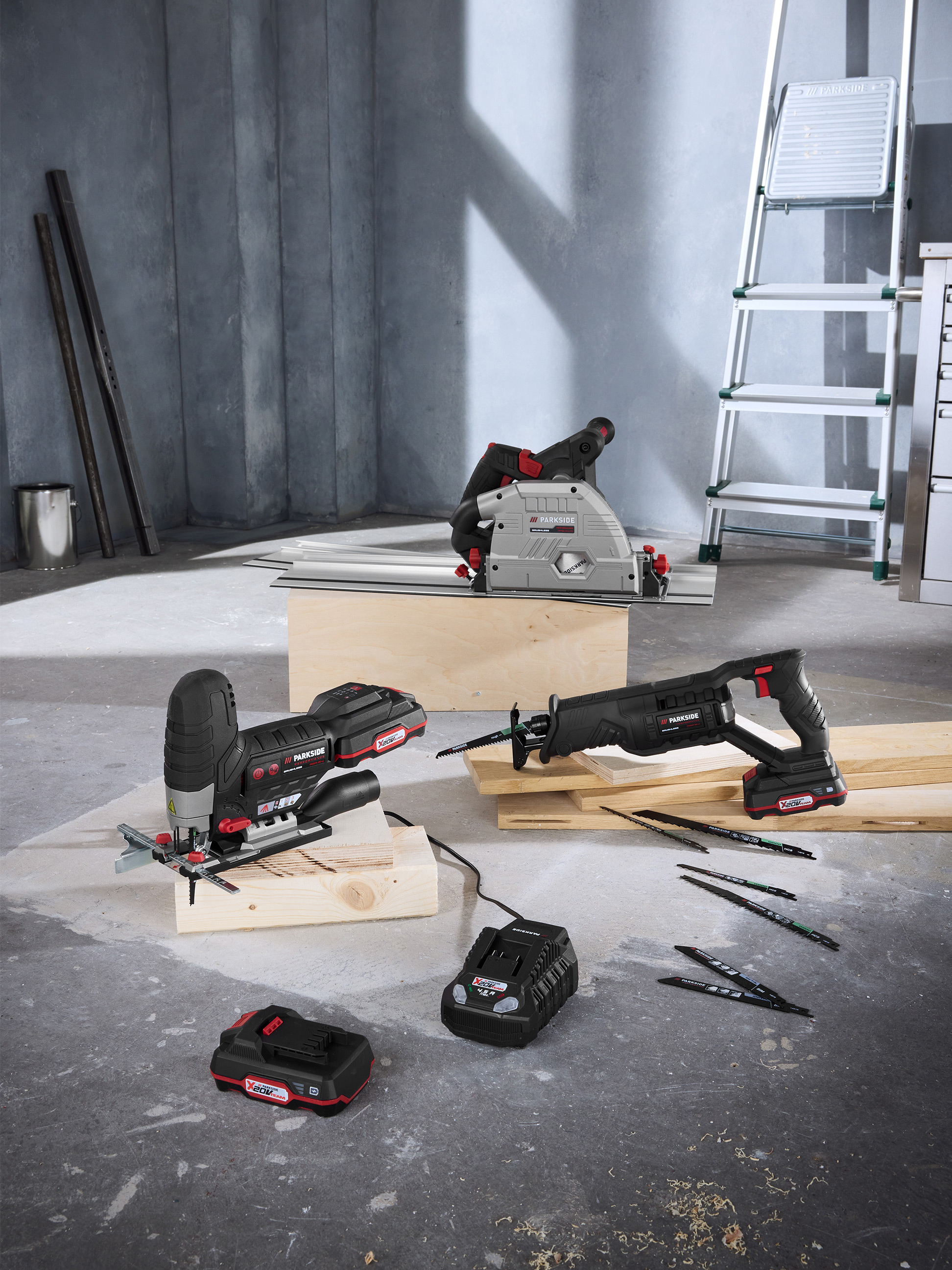 Parkside Elektrowerkzeuge: Tauchsäge, Stichsäge und Säbelsäge mit Akkus und Zubehör in einer Werkstatt.