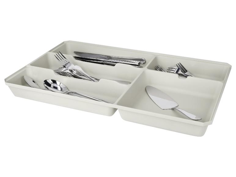 Cremefarbener Besteckkasten mit Gabeln, Löffeln, Messern und Tortenheber.