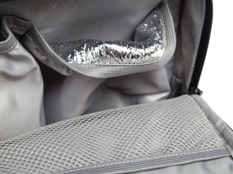 Nahaufnahme des Innenraums einer Tasche mit einem silbernen, isolierten Fach und einem Netzfach.