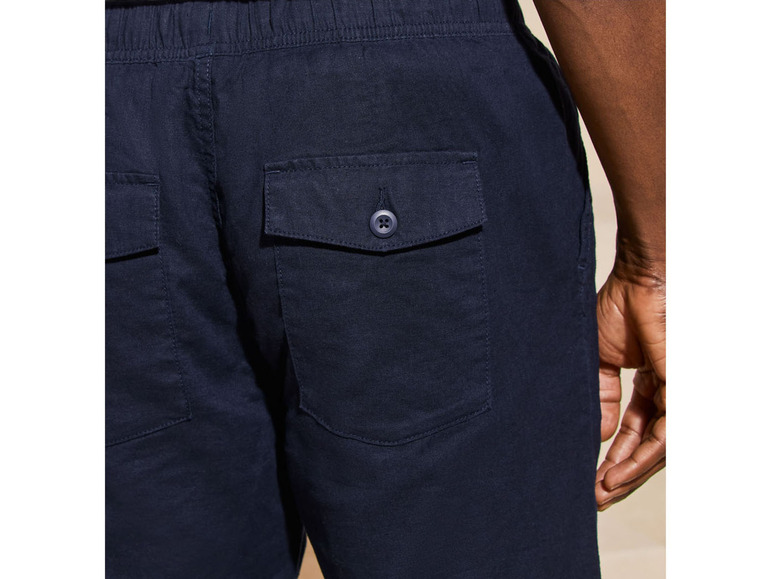 Dunkelblaue Leinen-Shorts mit Gesäßtaschen.