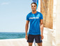Mann trägt ein blaues Mistral T-Shirt und schwarze Shorts.