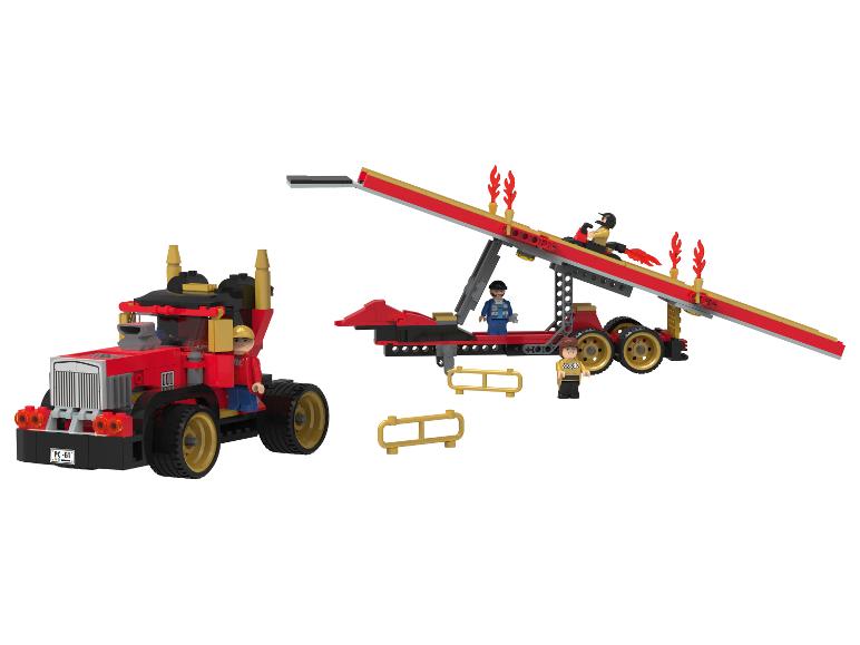 Spielzeug-LKW und Rampe mit Minifiguren, die einen Stunt vorbereiten.
