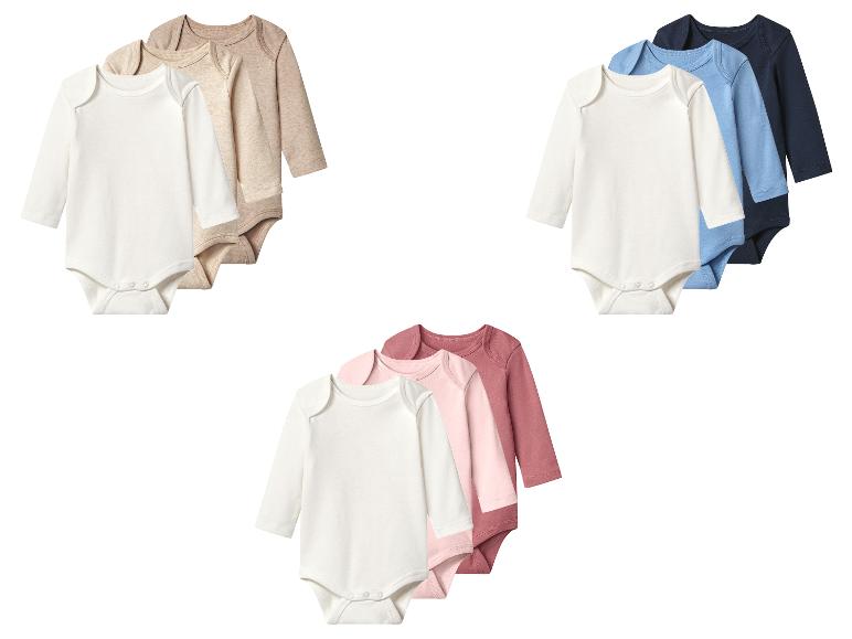 Set aus drei langärmeligen Babybodys in Weiß, Beige und Hellbraun.