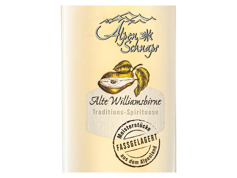 Fassgelagerter Williamsbirnenlikör mit Etikett im Alpenstil.