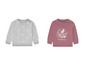 Zwei Babysweater: einer grau mit Punkten und einer rosa mit Blumenmuster.
