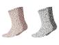 Zwei Paar flauschige Socken, ein rosa und ein graues.