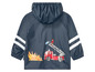 Eine dunkelblaue Regenjacke für Kinder mit Feuerwehrwagen-Druck.