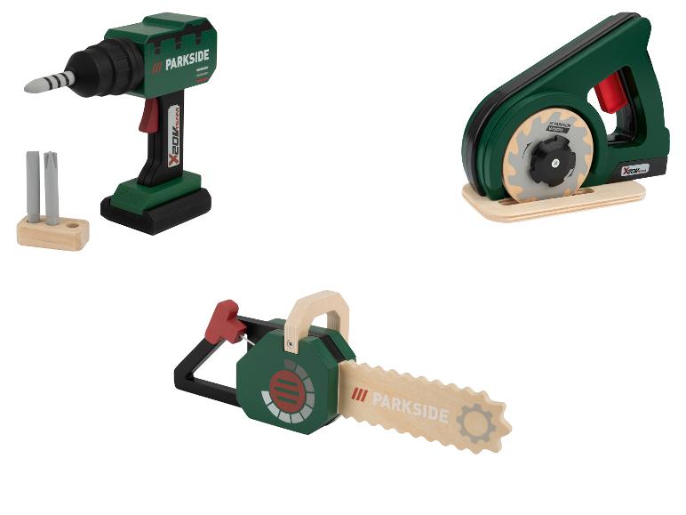 Ein Set Parkside Spielzeugwerkzeuge, bestehend aus Bohrmaschine, Kreissäge und Kettensäge.