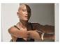 Schmuck, goldene Armspange und elegantes schwarzes Top.