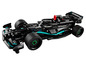 Ein schwarzes LEGO Modell eines Mercedes-AMG Petronas Formel 1 Rennwagens.