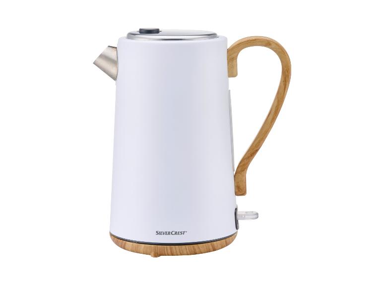 Weiße Wasserkocher von SilverCrest mit Holzgriff.