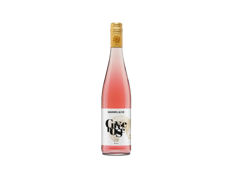 Flasche Roséwein mit weißem Etikett und goldenem Verschluss.