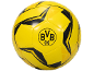 Gelber Fußball mit schwarzen Details und einem runden Logo mit Buchstaben und Zahlen.