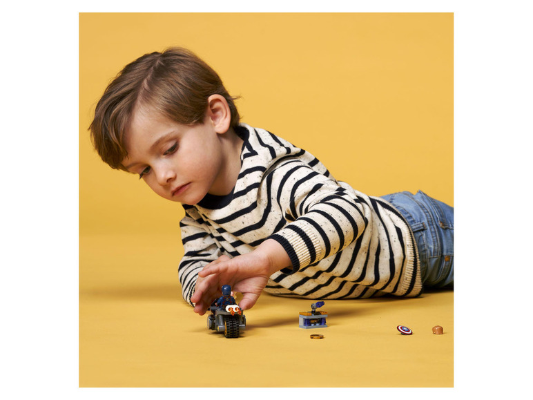 Ein Kind spielt mit LEGO Marvel Super Heroes Captain America Spielzeug.