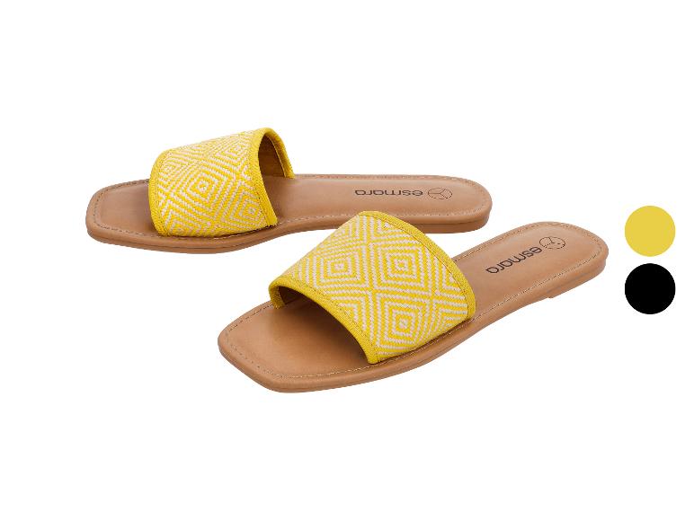 Gelbe flache Sandalen mit geometrischem Muster und brauner Sohle, mit gelben und schwarzen Farbmustern.
