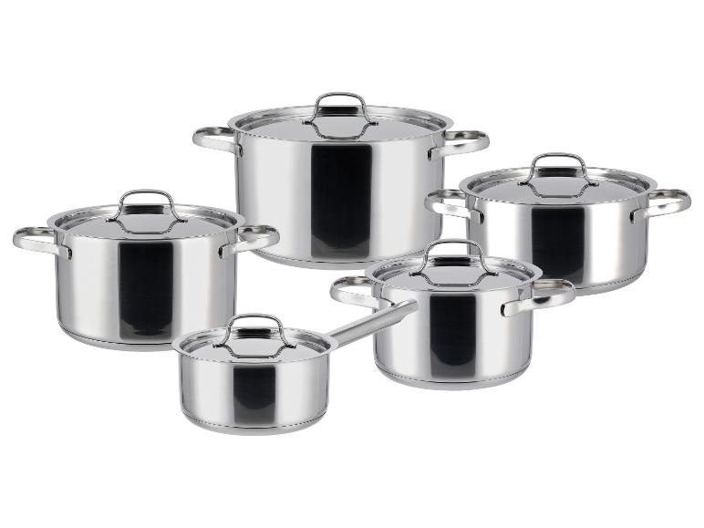 Set aus fünf glänzenden Edelstahltöpfen und -pfannen mit Deckeln.