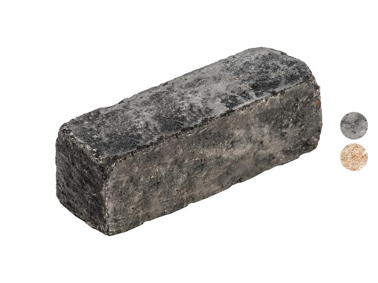 Dunkelgrauer Pflasterstein mit rauer Textur und Farbmuster