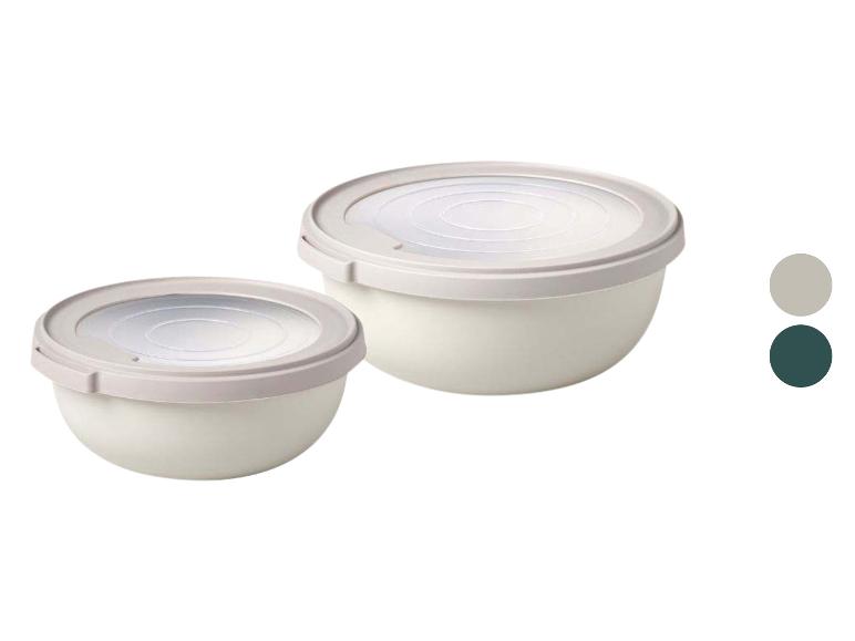 Set aus zwei Küchenschüsseln mit Deckeln, eine größere und eine kleinere, in Beige- und Grautönen.