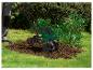 Person benutzt eine Parkside Elektro-Bodenhacke zur Bodenbearbeitung in einem Gartenbeet.