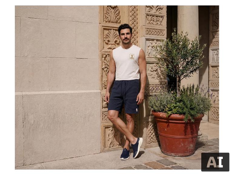 Mann in ESMARA MEN Sweatshorts steht an einer verzierten Wand. [KI-generiertes Bild]