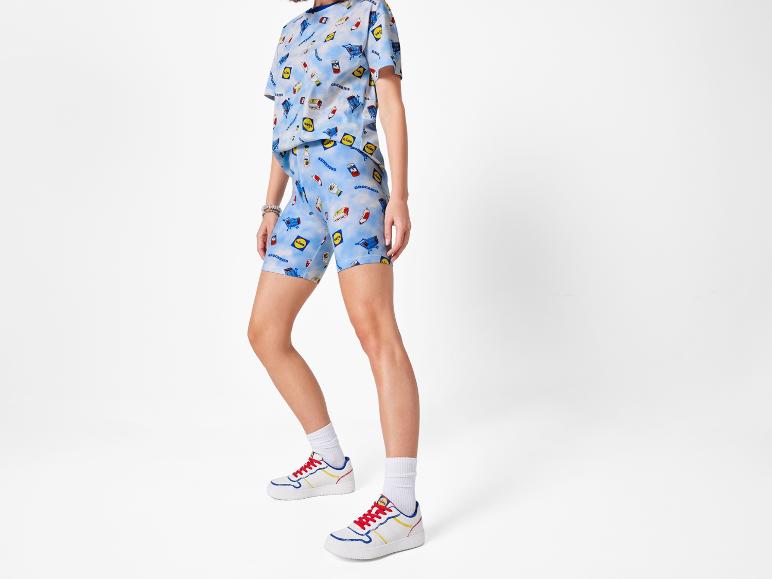 Lidl T-Shirt und Radlerhose, weiße Sneaker.