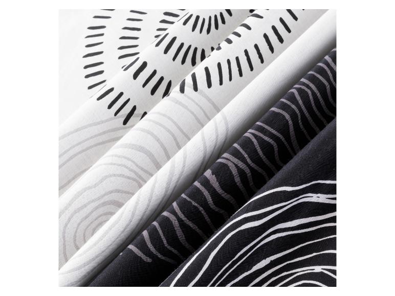 Stoffe mit schwarz-weißen Streifen und runden Mustern.