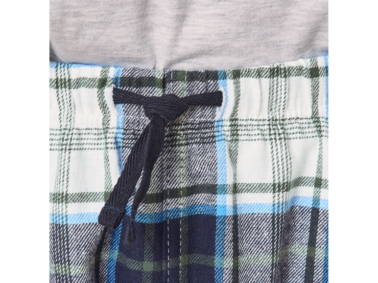 Karierte Pyjamahose mit Kordelzug in der Taille und ein graues T-Shirt.