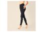 Frauenbeine in schwarzen Leggings