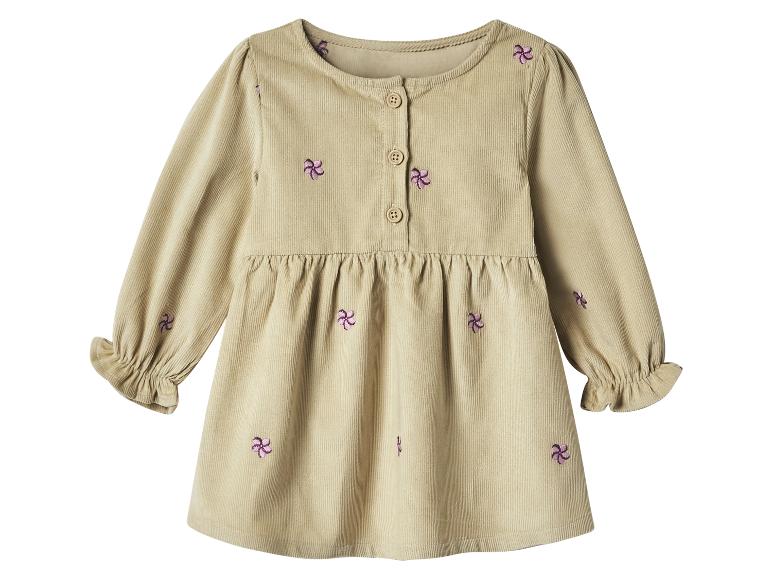Beiges Cord-Babykleid mit lila Blumenstickerei und Knöpfen.