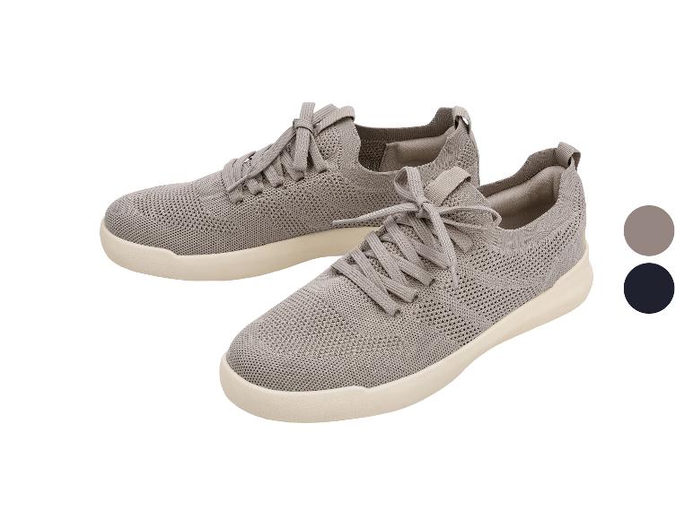 Ein Paar graue gestrickte Sportschuhe mit beiger Sohle und grauen Schnürsenkeln.