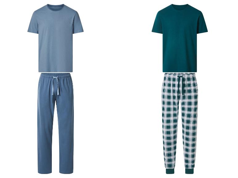 Zwei Herren-Pyjama-Sets: eines einfarbig blau und eines grün mit karierten Hosen.