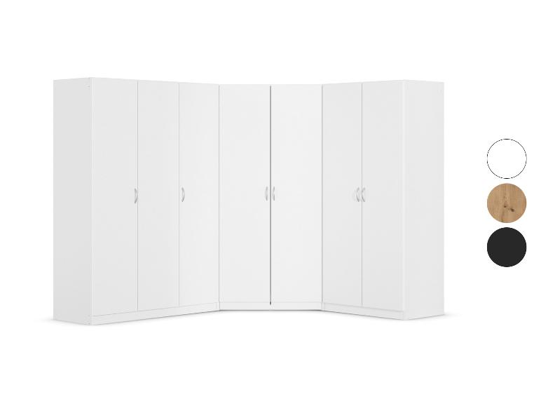 Weißer L-förmiger Modulschrank mit silbernen Griffen und Farbmustern.