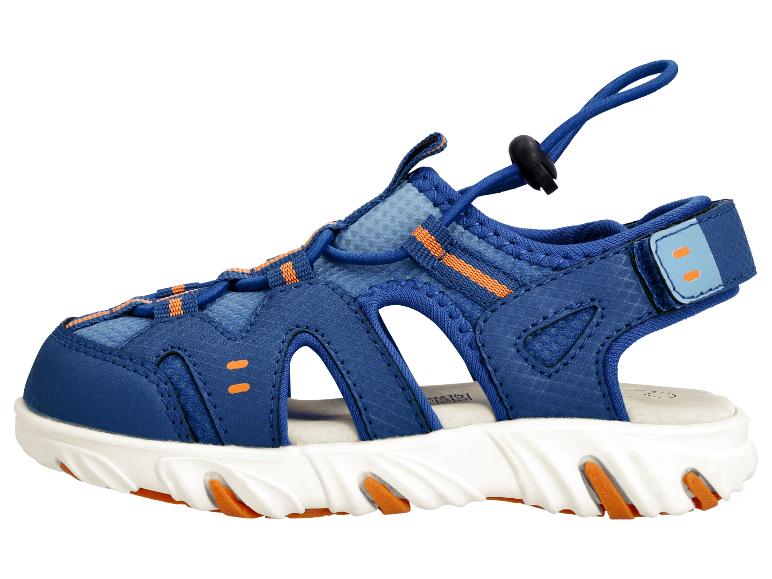 Blaue Kindersandalen mit orangefarbenen Akzenten und weißen Sohlen.