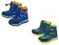 Zwei Paar wasserdichte Kinder-Winterstiefel: blau mit orange und türkis mit neongelb.