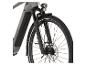 E-Bike mit Federgabel, Licht und Scheibenbremse, mit Markenlogo am Rahmen.