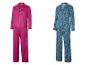 Zwei Damen-Pyjama-Sets: eines in Fuchsia mit weißem Besatz, das andere blau mit Paisley-Muster.