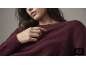 Nahaufnahme einer Frau in einem weichen, weinroten Strickpullover